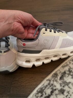 On Cloud Women’s Running Shoe - Light Gray/White